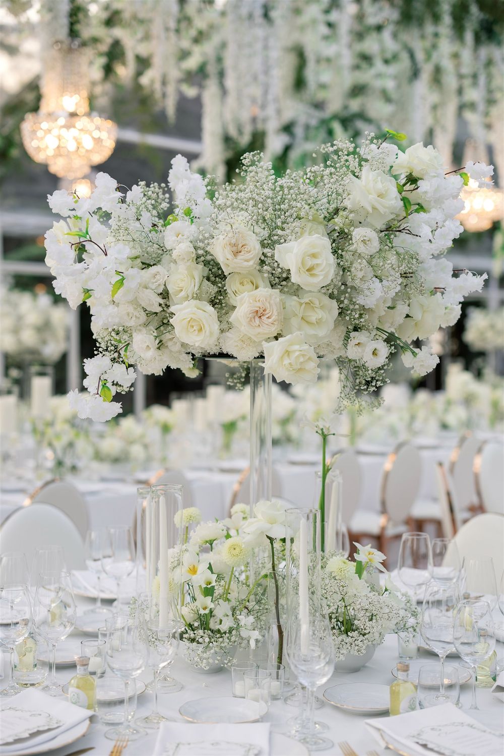 Floral design in white, pink, green and gold for a luxury wedding at Isola del Garda