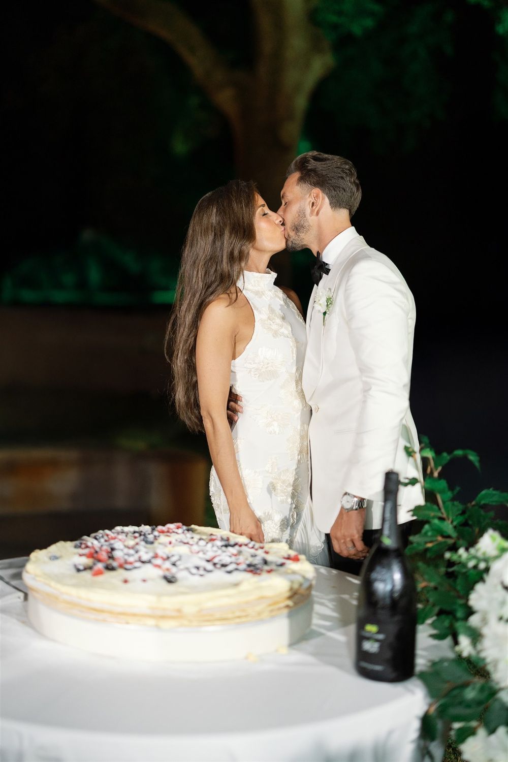 Wedding cake moment for a destination wedding on Isola del Garda