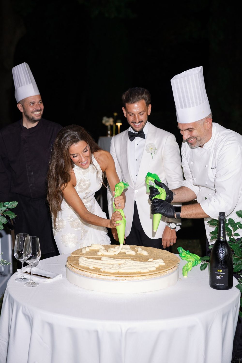 Wedding cake moment for a destination wedding on Isola del Garda