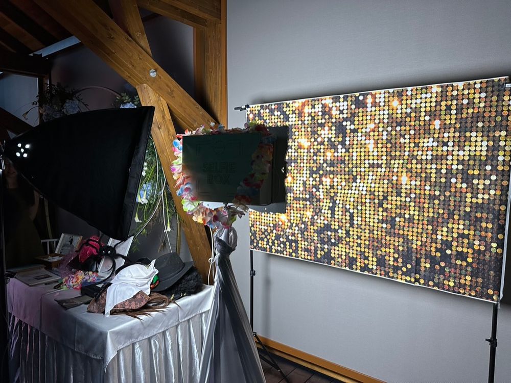Esküvői pillanatkép fotobox hangulatban – vidám vendégélmény