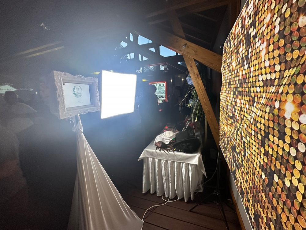 Esküvői pillanatkép fotobox hangulatban – vidám vendégélmény