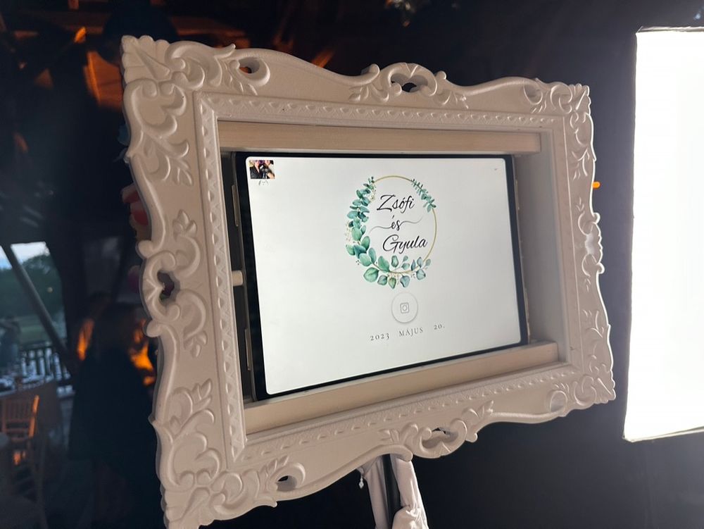Esküvői pillanatkép fotobox hangulatban – vidám vendégélmény