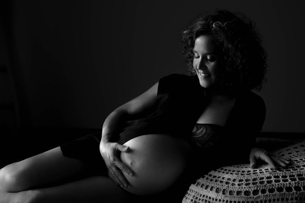 Fotografo maternity Verona - servizio fotografico di gravidanza in studio. Ritratti in dolce attesa