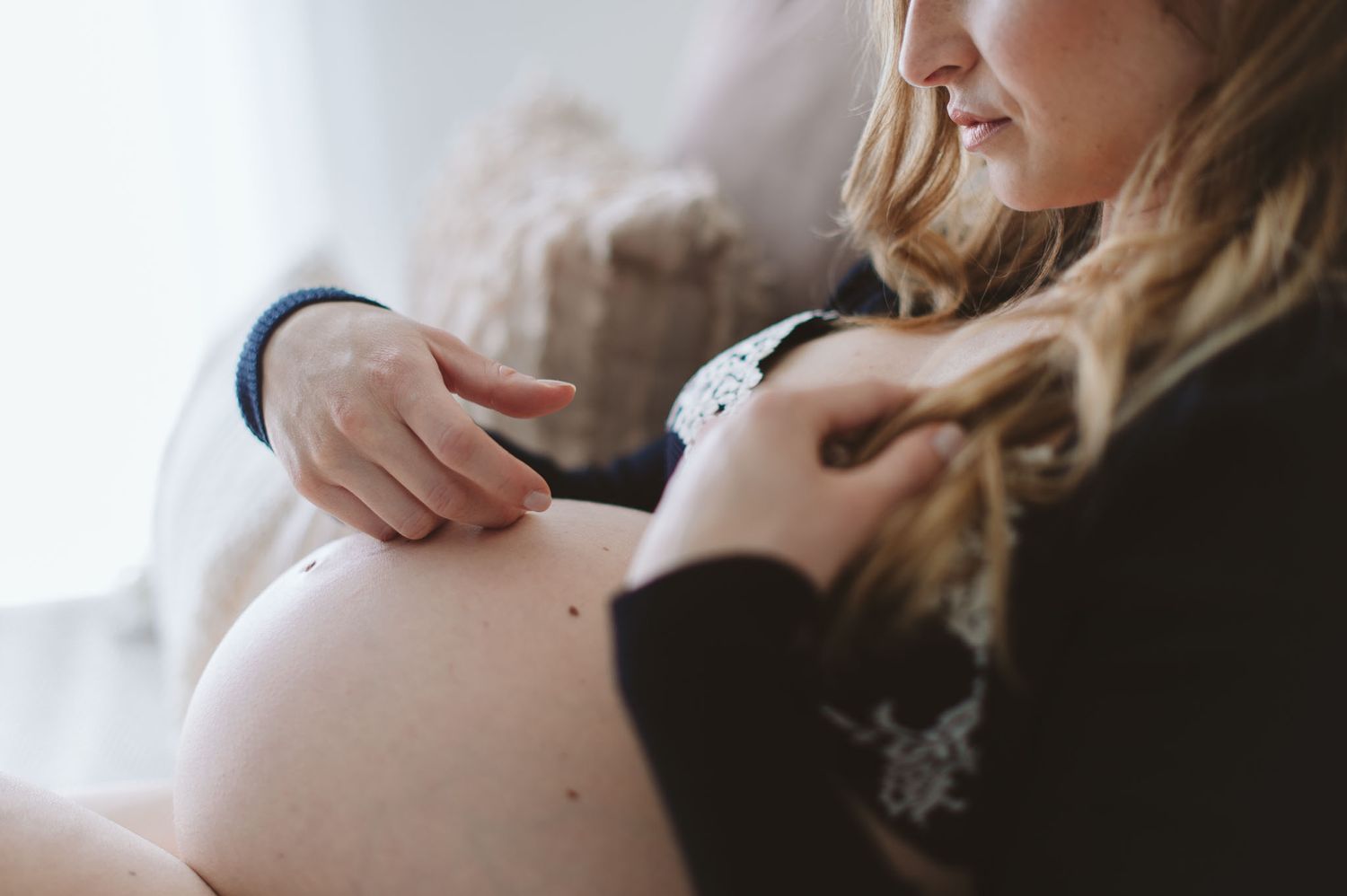 Futura mamma in gravidanza, durante servizio in studio fotografico a Brescia