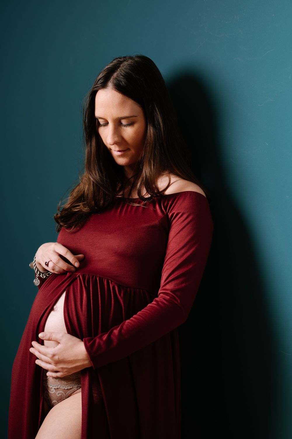 Fotografia di gravidanza a Verona, ritratto realizzato in studio fotografico per un servizio maternity