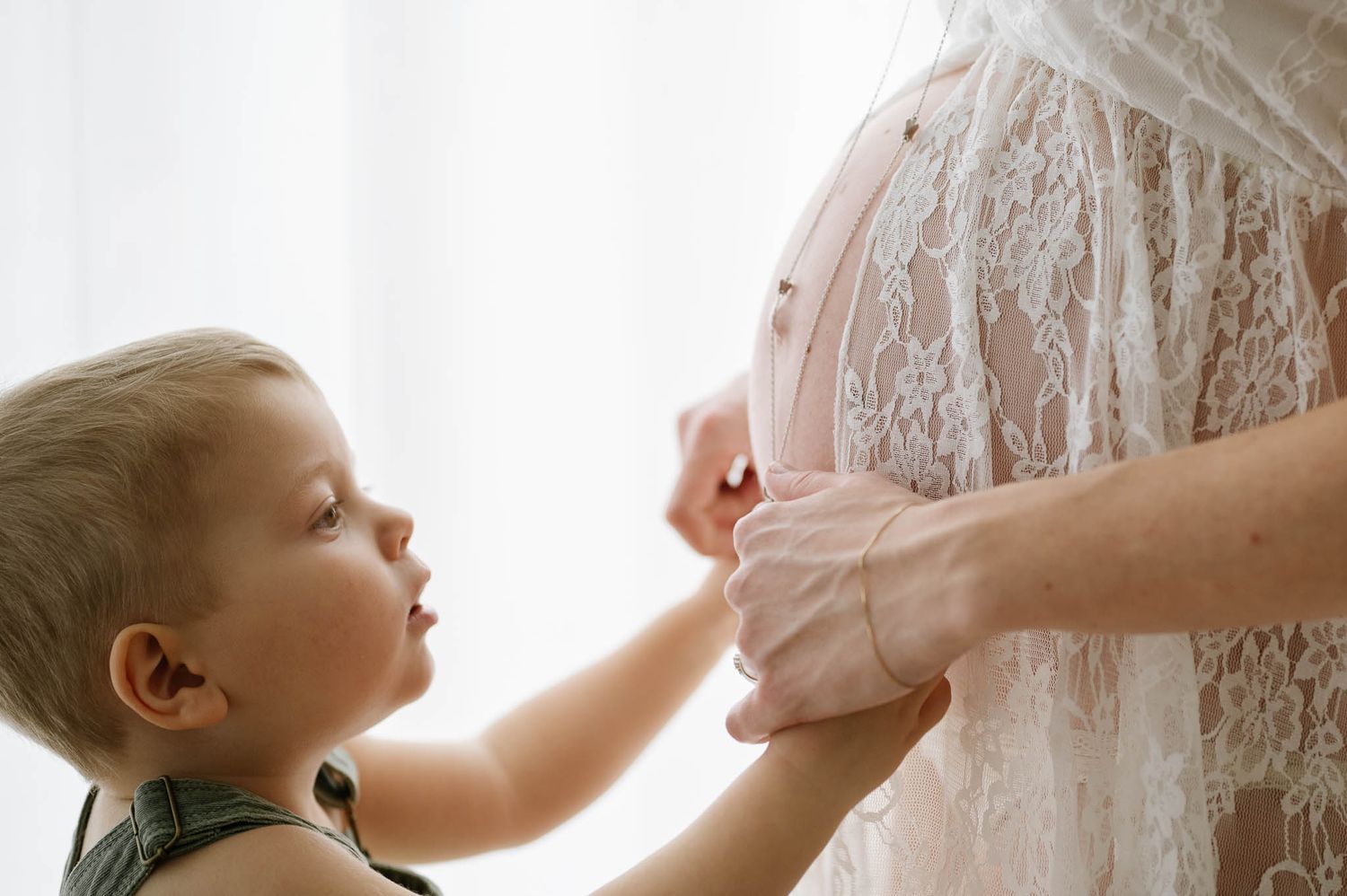 Fotografo maternity Verona - servizio fotografico di gravidanza in studio. Ritratti in dolce attesa con la famiglia