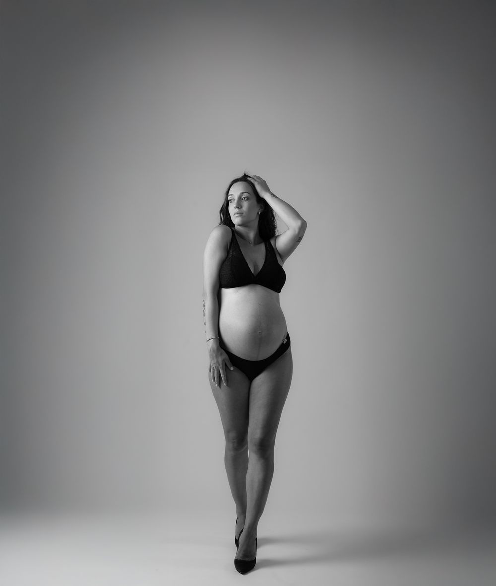 Fotografo maternity Verona - servizio fotografico di maternità in studio. Ritratti in dolce attesa, dallo stile glamour