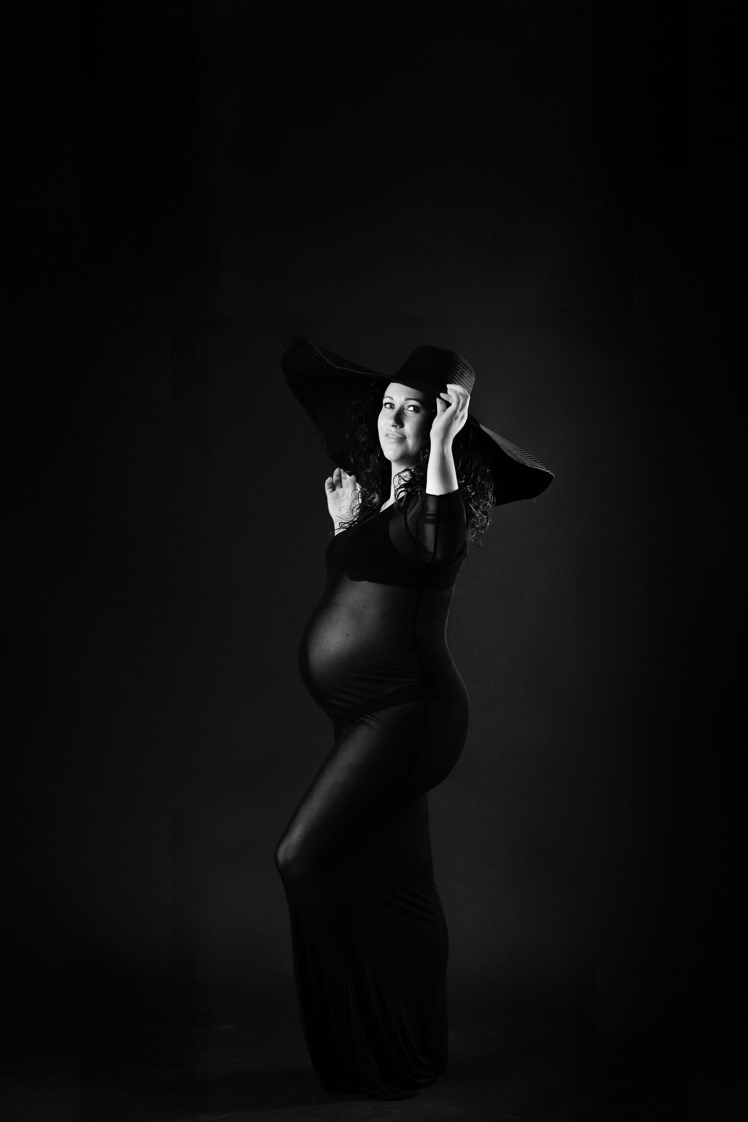 Fotografo gravidanza Verona, shooting maternity in studio attrezzato, abito foto maternità