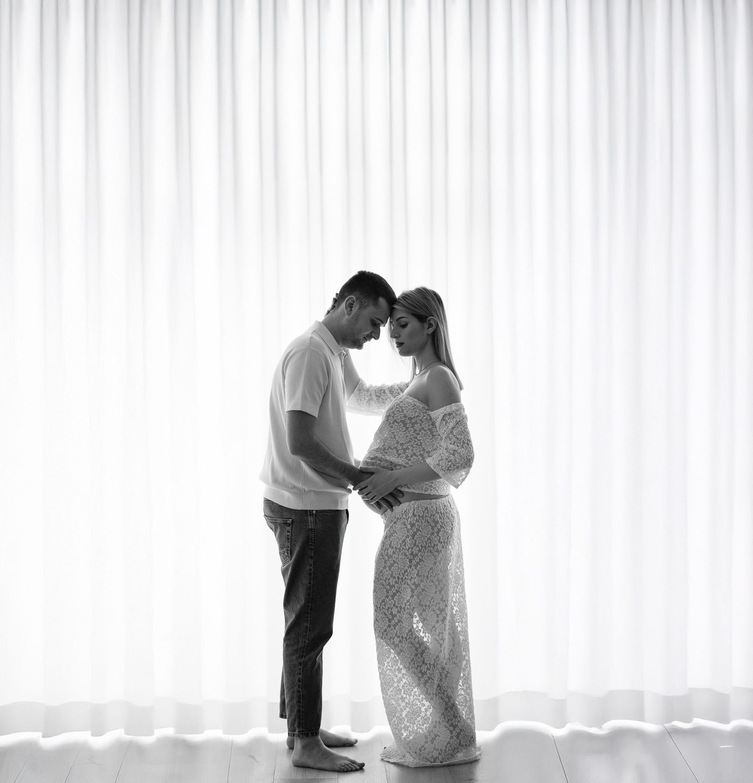 Foto maternità in studio fotografico Verona. Servizio premaman