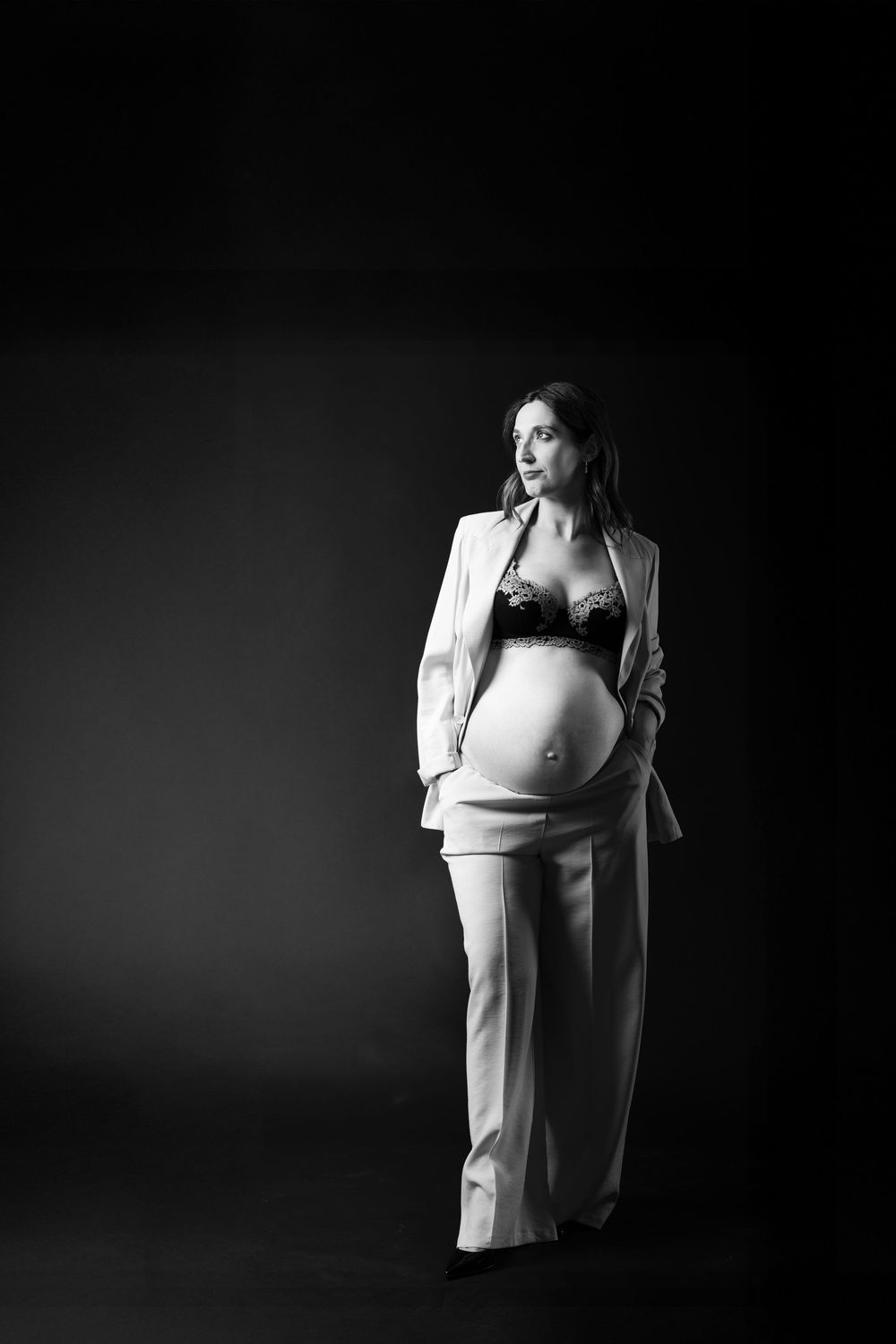Ritratto maternity in binaco e nero. Studio fotografico specializzato in servizi di gravidanza, ritratti, foto ai bambini