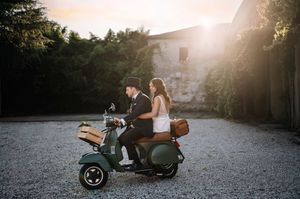 Sposi in vespa al tramonto durante un matrimonio a Padova