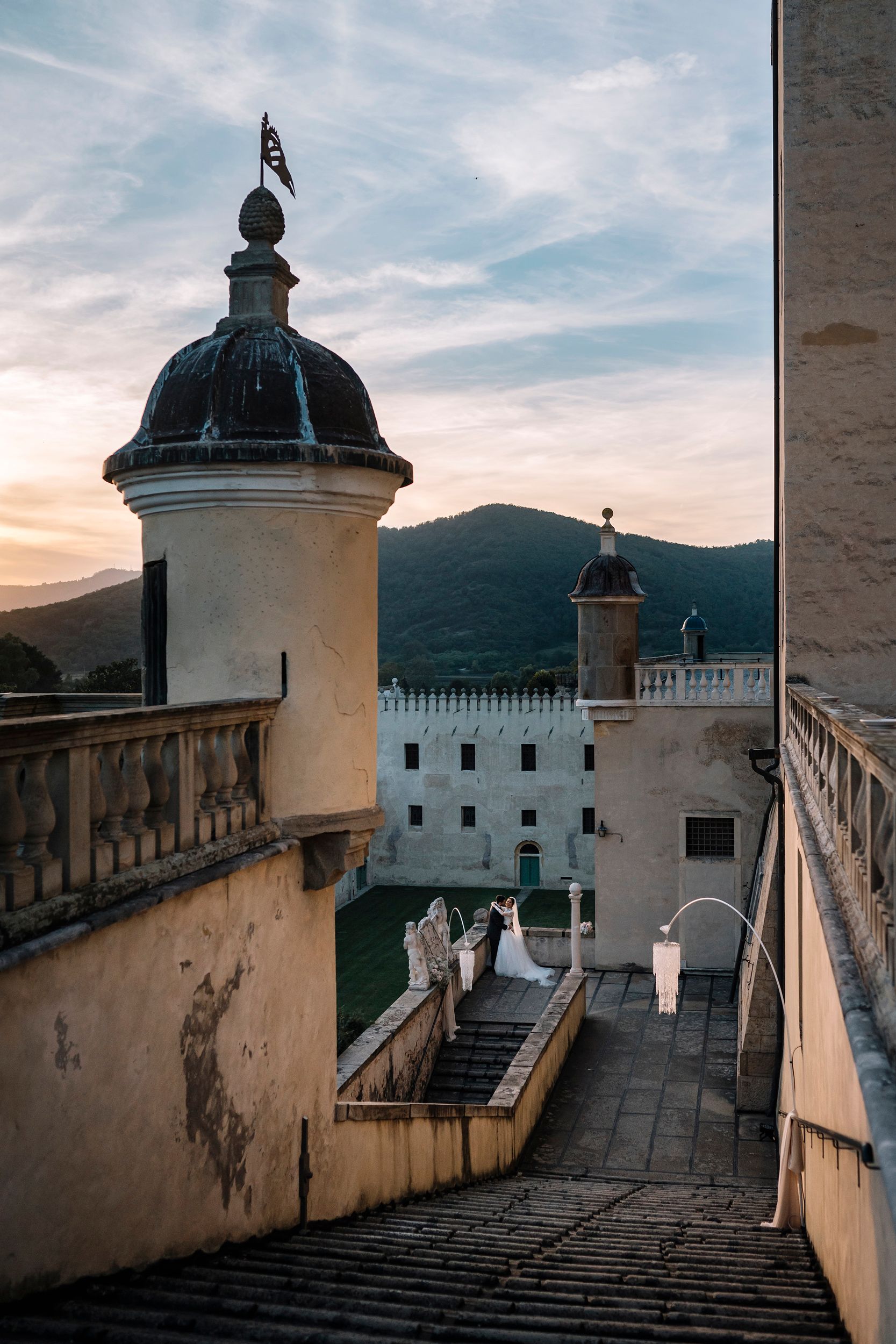 Sposi con vista delle torri del Castello del Catajo e dei camminamenti al tramonto sui colli Euganei