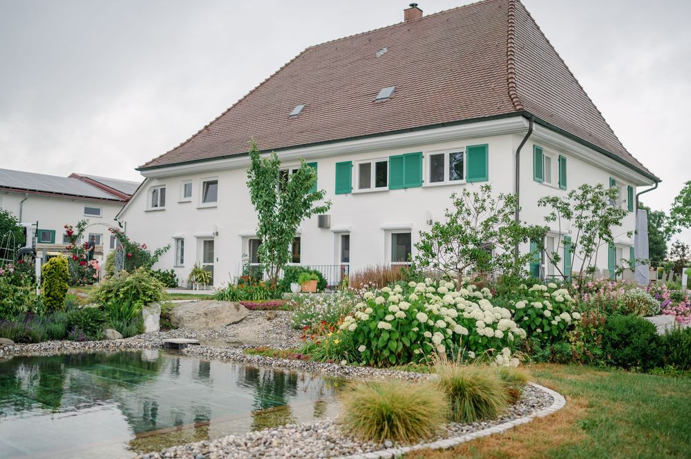 Panoramablick auf moderne weiße Häuser mit gepflegten Gärten.