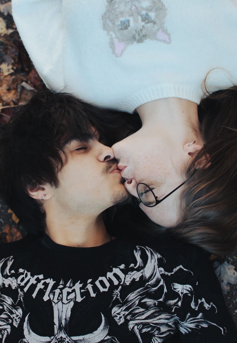 Landon & Ale kissing.