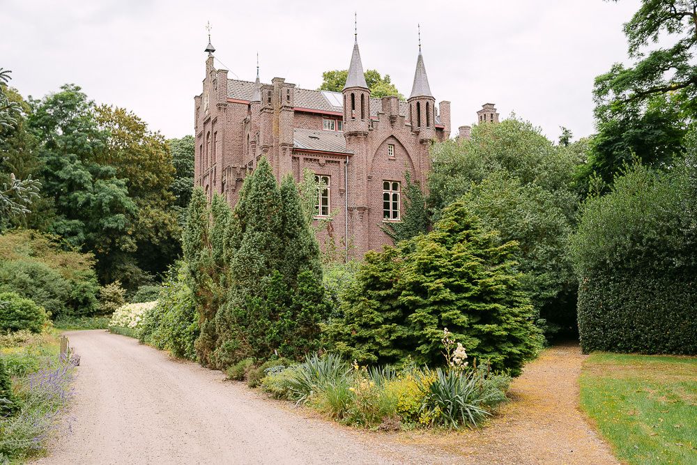 Driveway leading to the grand entrance of Kasteel Aerwinkel, perfect for destination weddings.