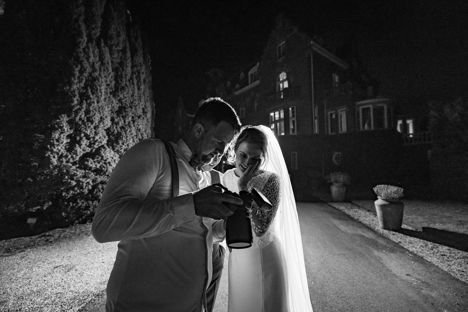 Niels laat foto's zien aan de bruid flits foto
