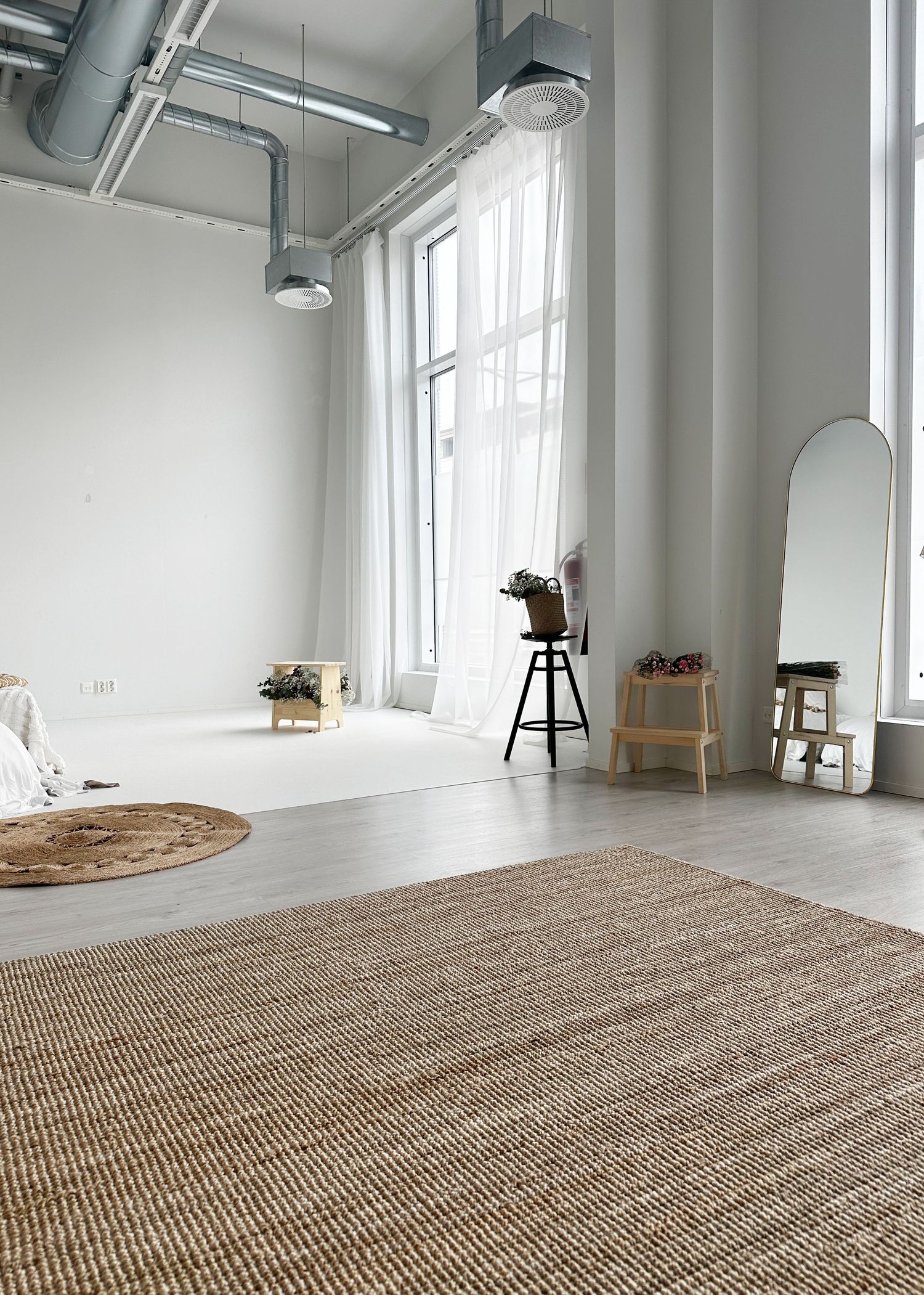 Luonnonvalostudio Espoon Suurpellossa. Valoisa tila vaaleilla pinnoilla ja suurilla ikkunoilla.