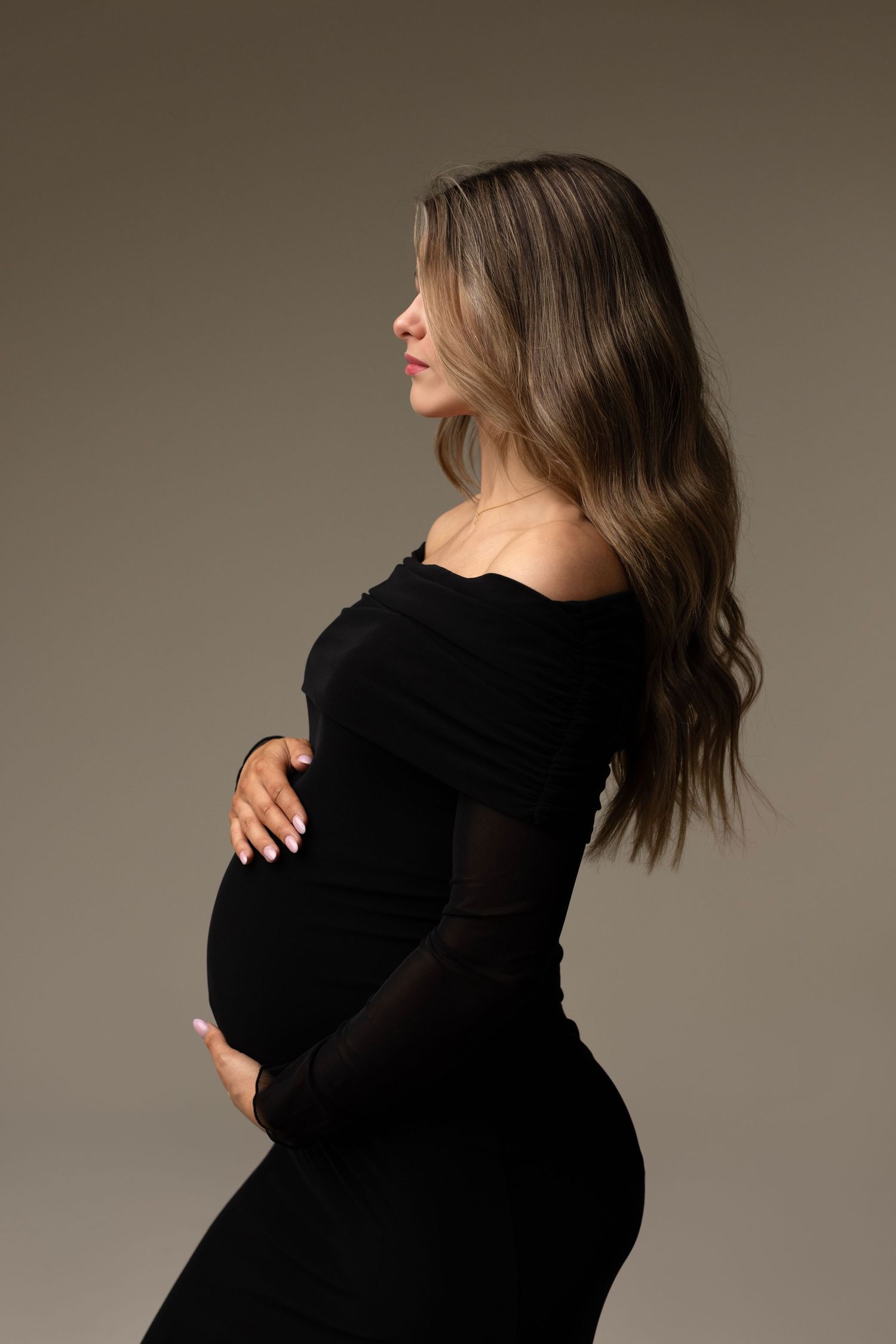 Lindsay a gorgeous mom to be so beautiful and radiant during her maternity photos with Elizabeth Lang Photography. a sensual couples photo.