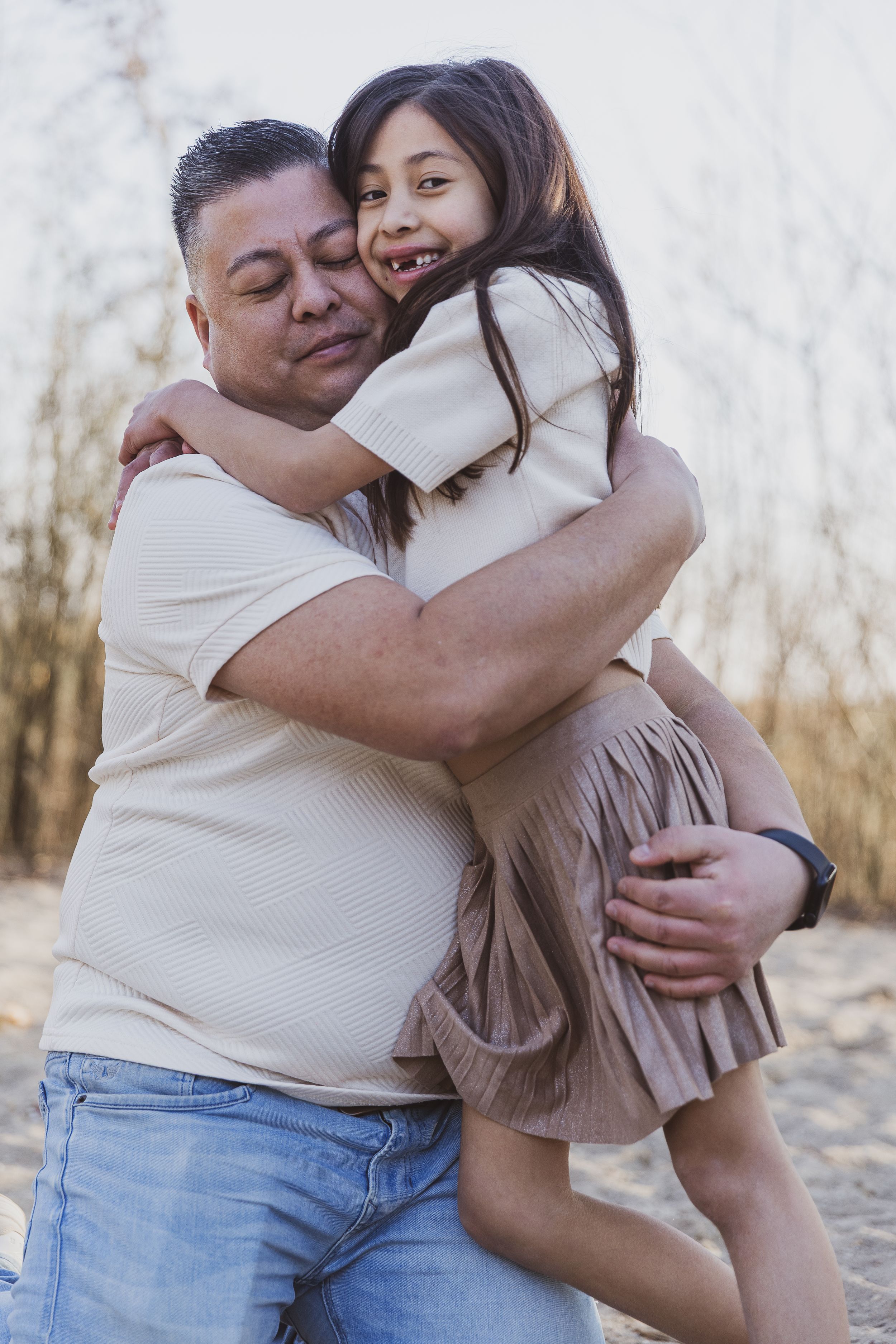 Tender embrace between parent and child outdoors on a sunny day. liefde fotografie