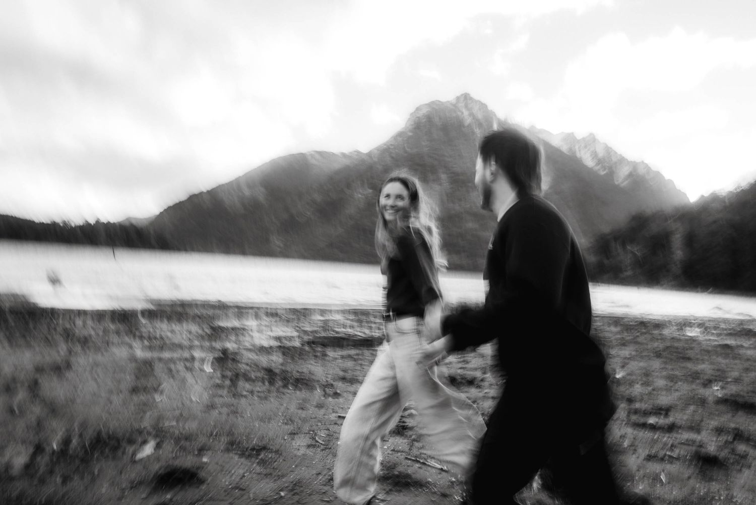 El mejor fotógrafo de bodas y parejas en Bariloche. Historias reales en la inmensidad de la Patagonia. ¡Reserva tu fecha hoy mismo!