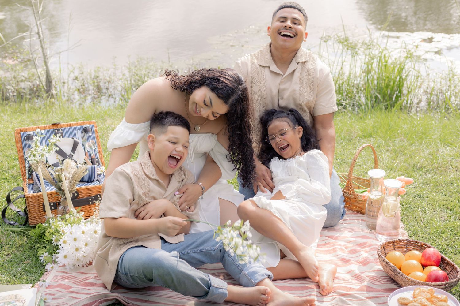 Family outdoor session capturing all the laughs and smiles of this lovely picnic.