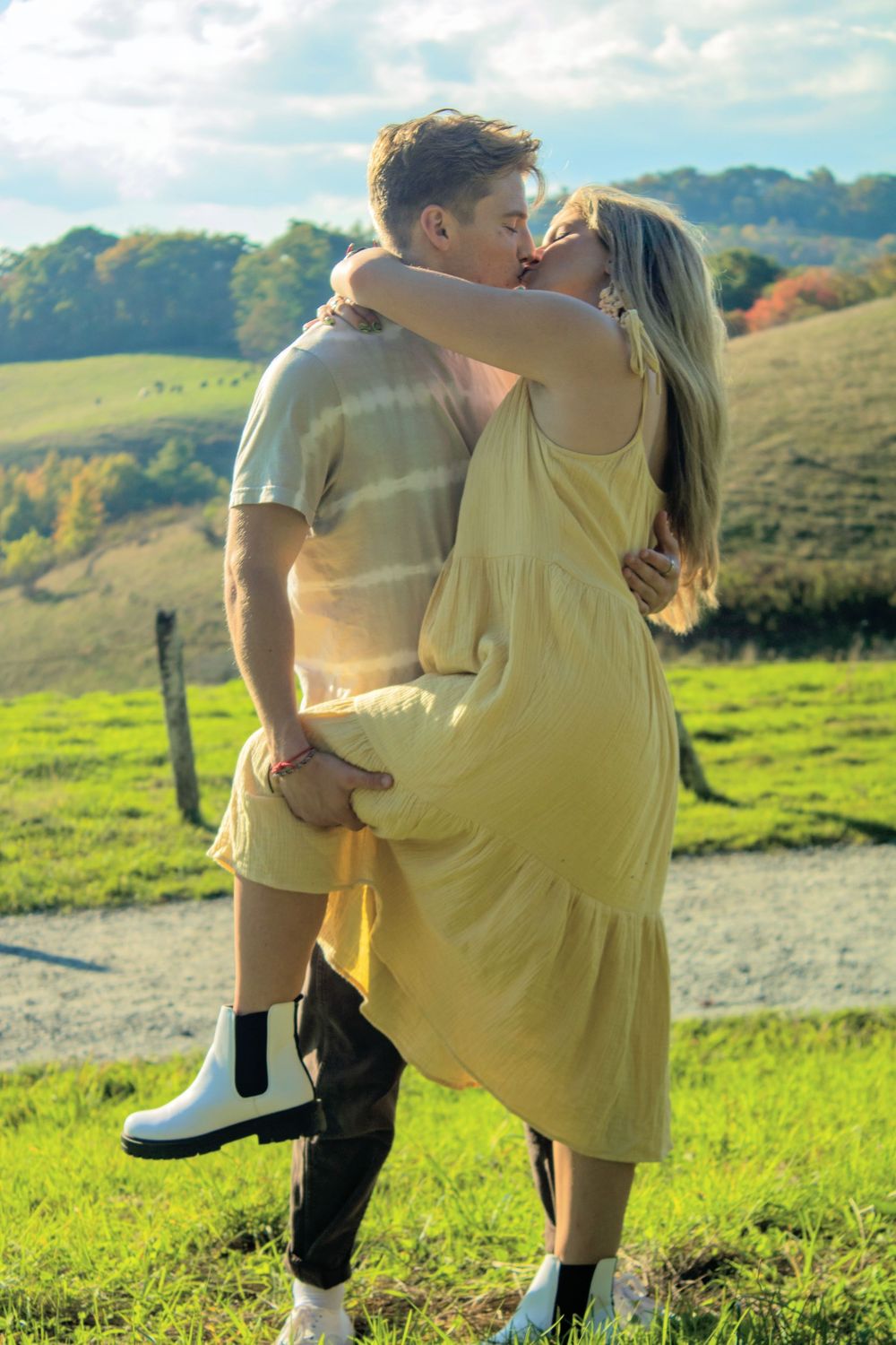 couple kissing in the mountains