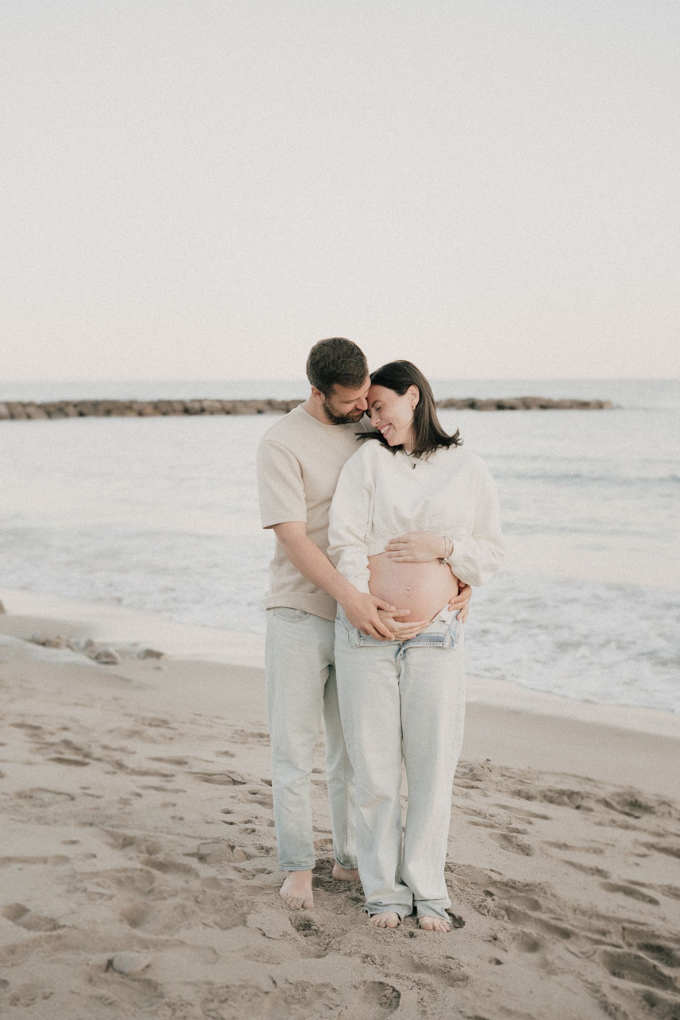 Una fotografia di gravidanza con la futura mamma e il futuro papà abbracciati scattata sulla spiaggia di Sanremo, in provincia di Imperia.
