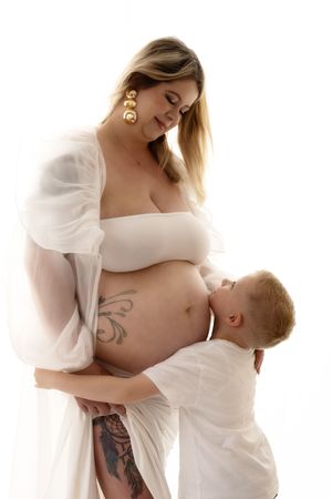 Emotionales Babybauchshooting mit warmen Naturtönen in einem Fotostudio in Stolberg
Elegante Schwangerschaftsfotografie mit sanftem Licht