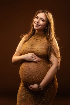 Werdende Mutter genießt entspanntes Fotoshooting im Studio in Stolberg
Stilvolle Maternity-Fotografie in Stolberg