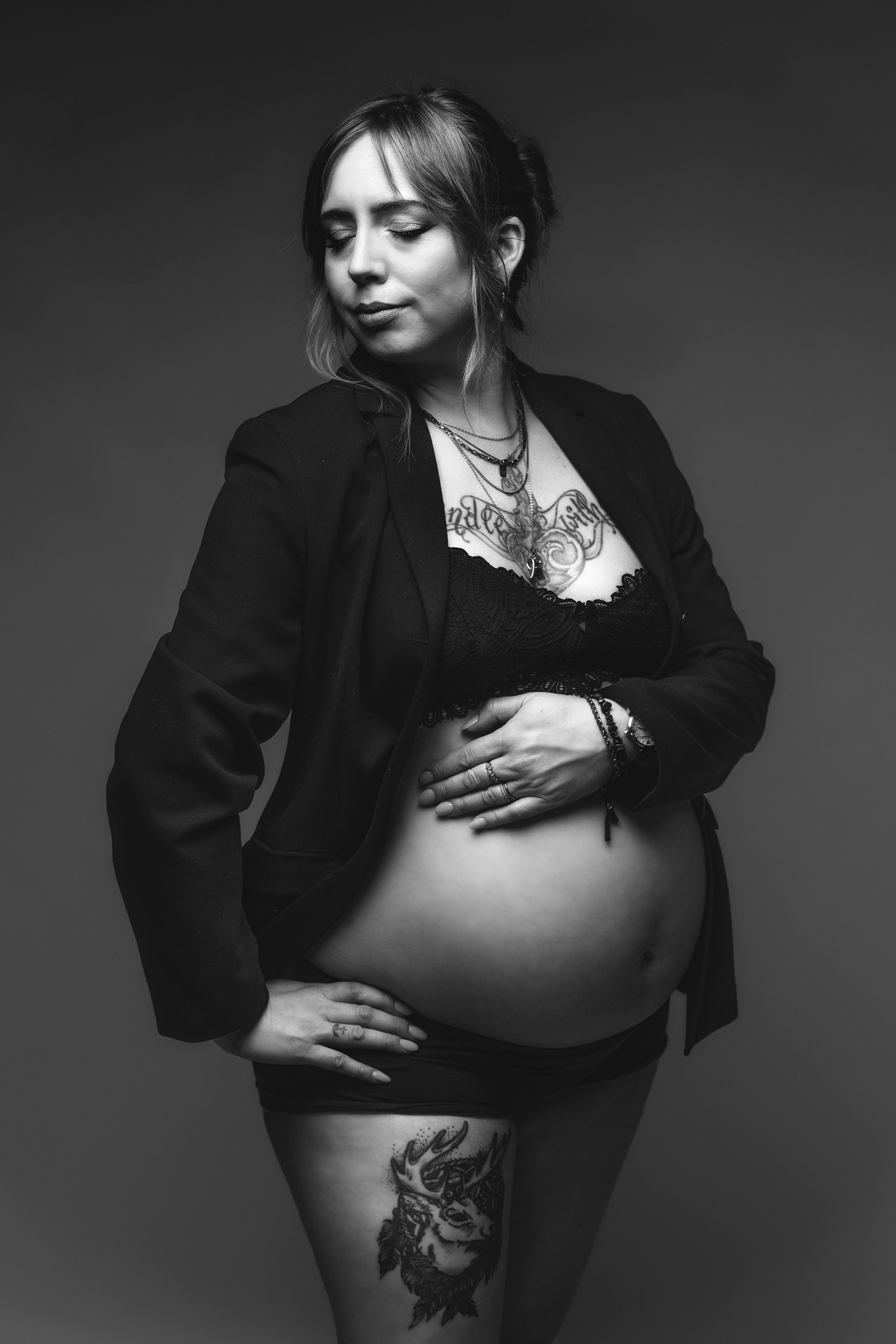 Emotionale Schwangerschaftsfotografie mit strahlender werdender Mutter in Stolberg
Studioaufnahme einer schwangeren Frau