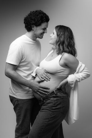trahlende werdende Mutter während eines Studio-Fotoshootings in Stolberg