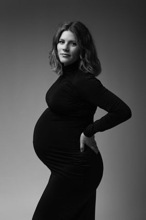 Babybauch-Fotoshooting in einem Studio in Stolberg mit weichem Licht und eleganter Kleidung