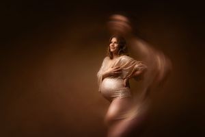 Babybauchfotos mit luxuriösem Styling und natürlicher Ausstrahlung in Stolberg
Romantisches Schwangerschaftsshooting