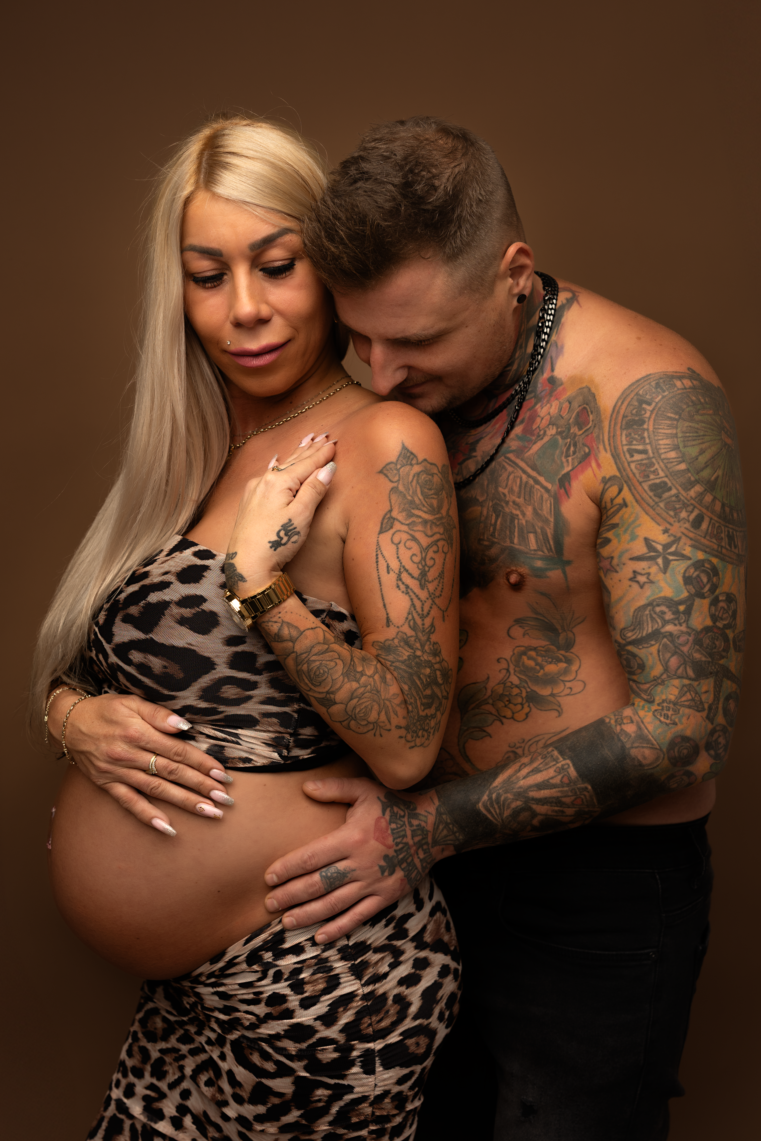 Werdende Mutter genießt entspanntes Fotoshooting im Studio in Stolberg
Stilvolle Maternity-Fotografie in Stolberg