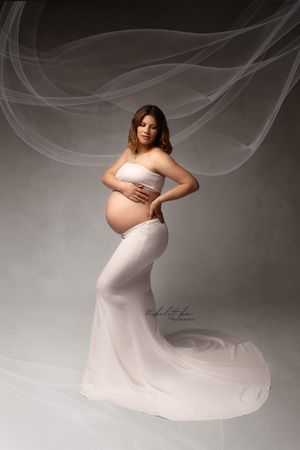 Babybauch-Fotoshooting in einem Studio in Stolberg mit weichem Licht und eleganter Kleidung