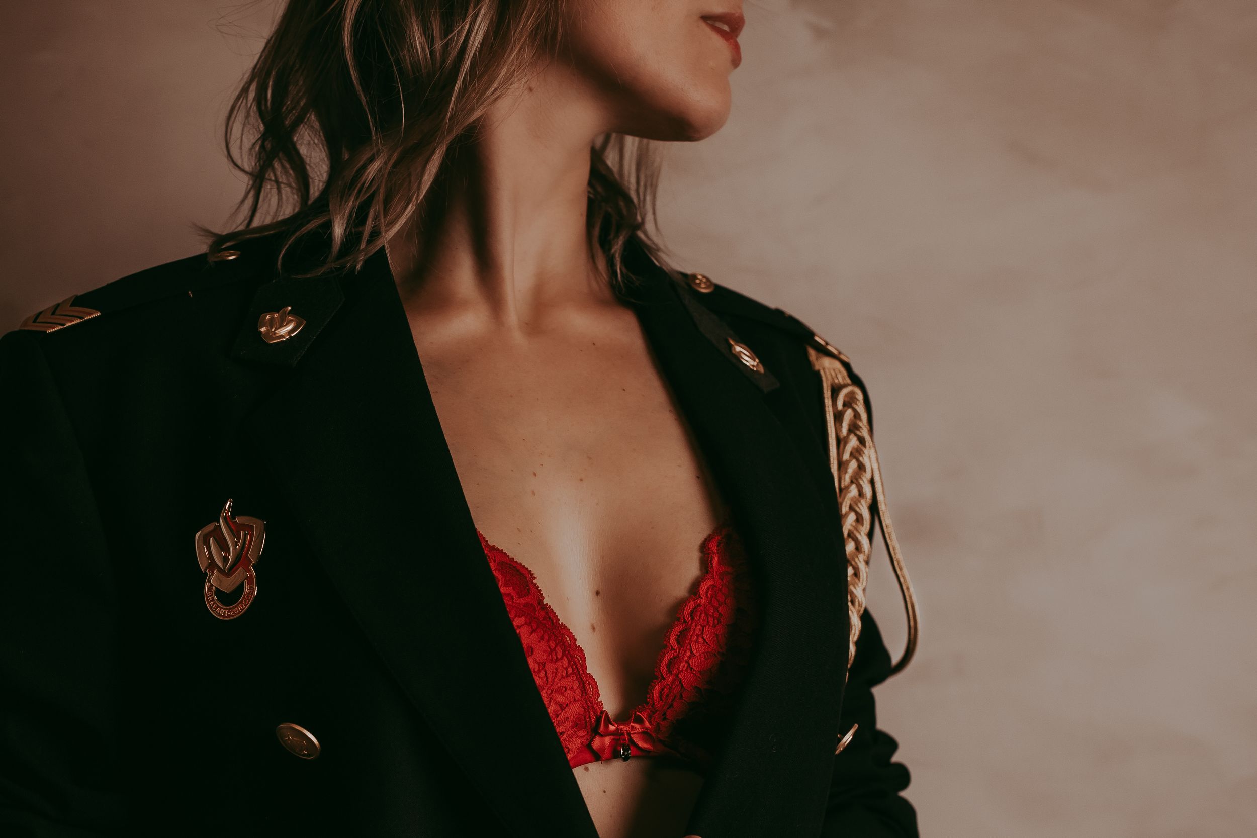 Vrouw met een pilotenjas aan geposeerd voor een boudoirshoot