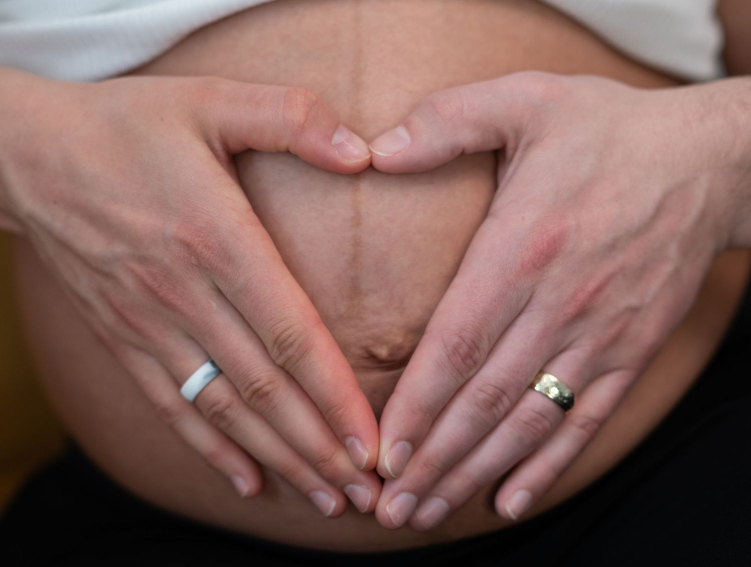 woman posing for maternity photography at gorilla studio