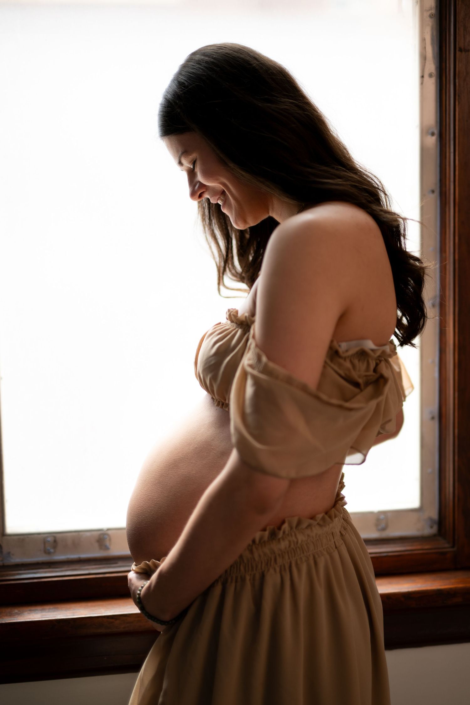 woman posing for maternity photography at gorilla studio