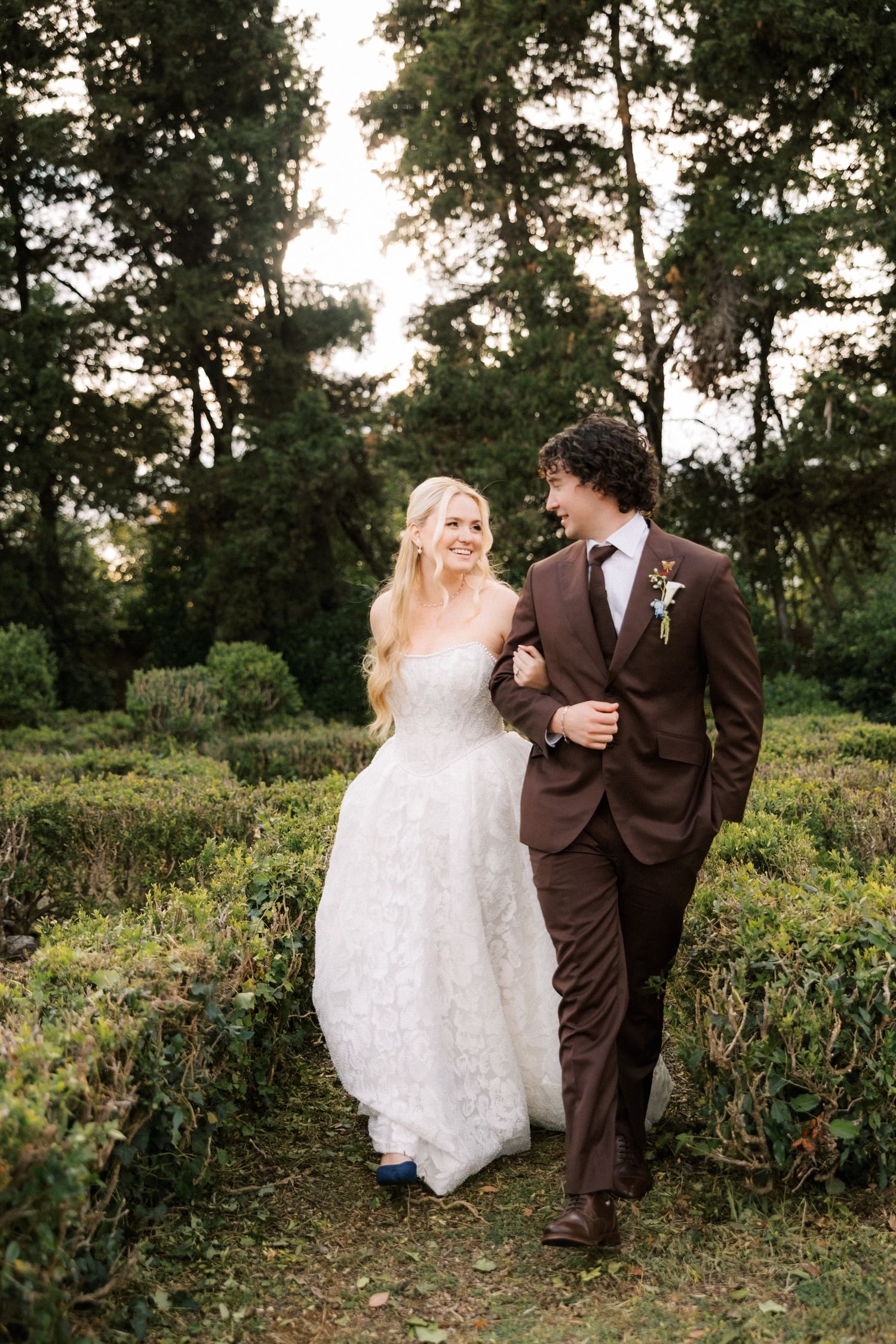 Relaxed and romantic newlywed portraits in Portugal
