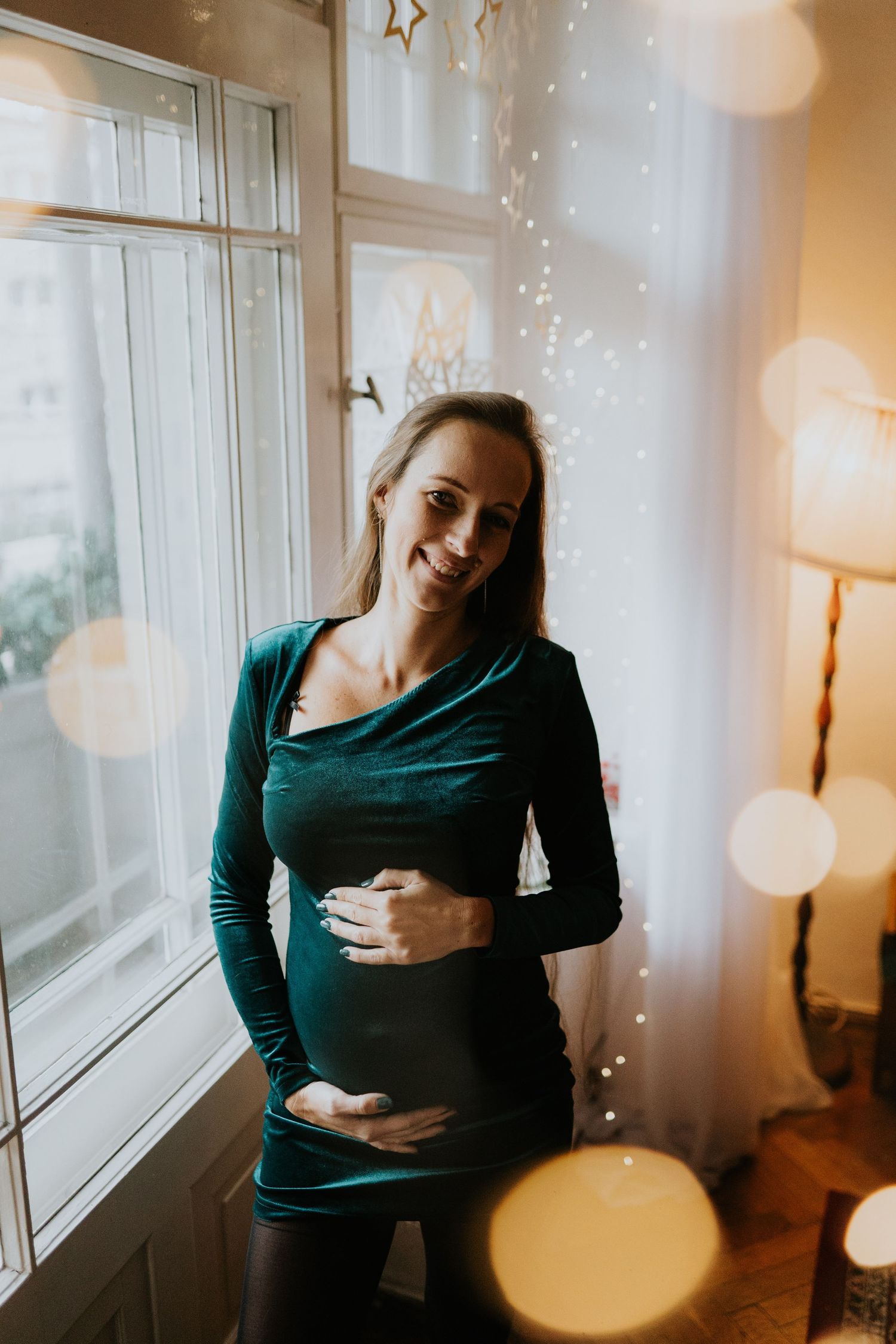 Jak ubrać się na świąteczną sesję zdjęciową – delikatne tkaniny, eleganckie kolory i emocje