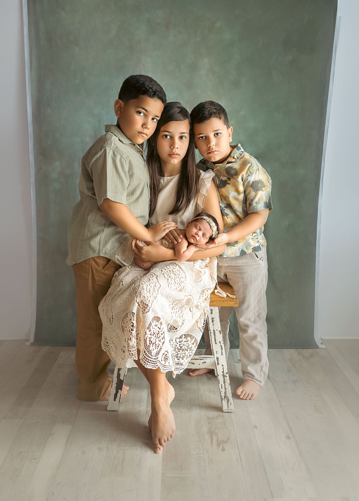 Hermanitos le dan la bienvenida a su hermanita bebe recien nacida. Detres photography. Child Photography in Ponce.