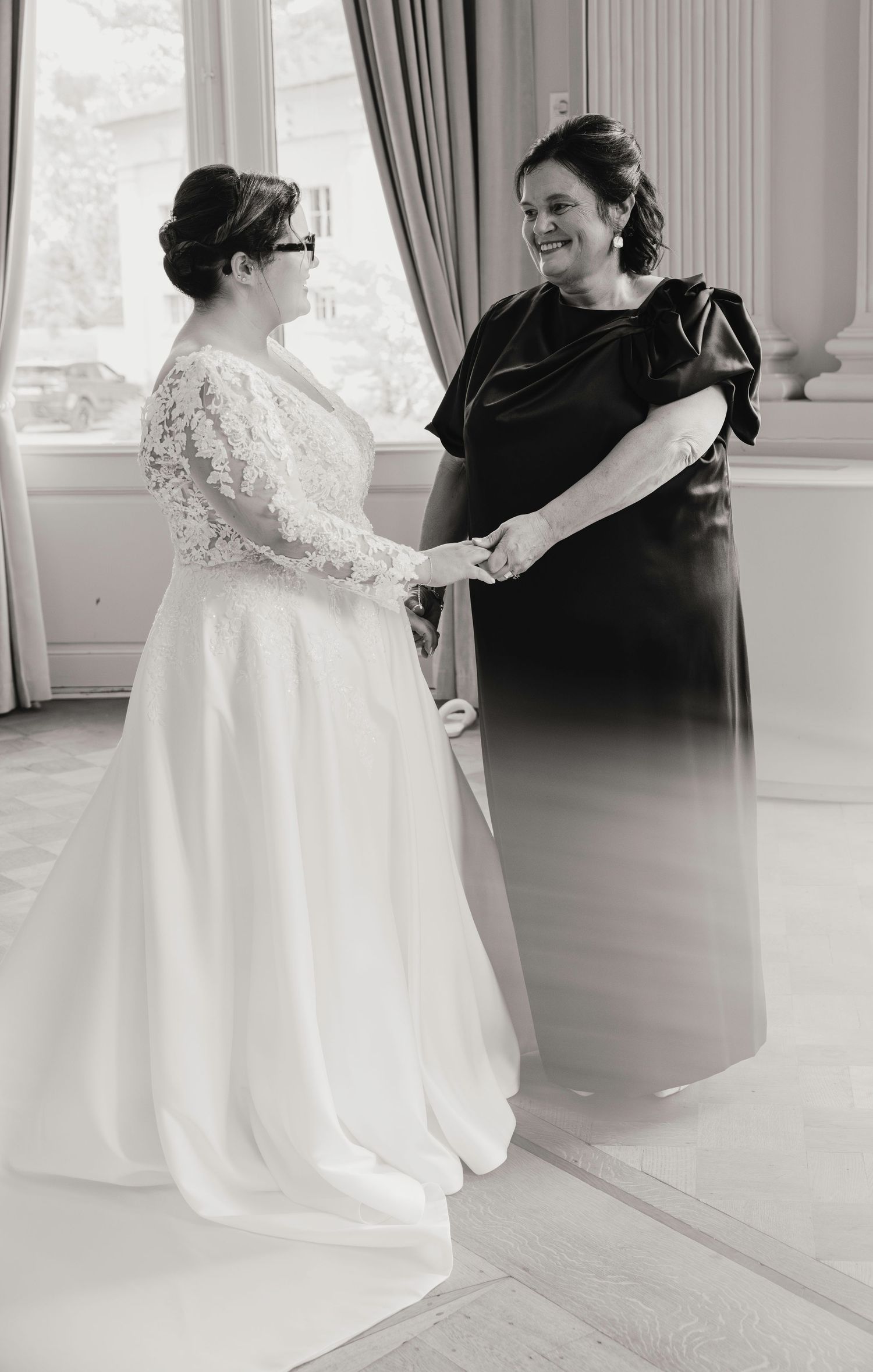 bruid samen met mama die naar elkaar kijken