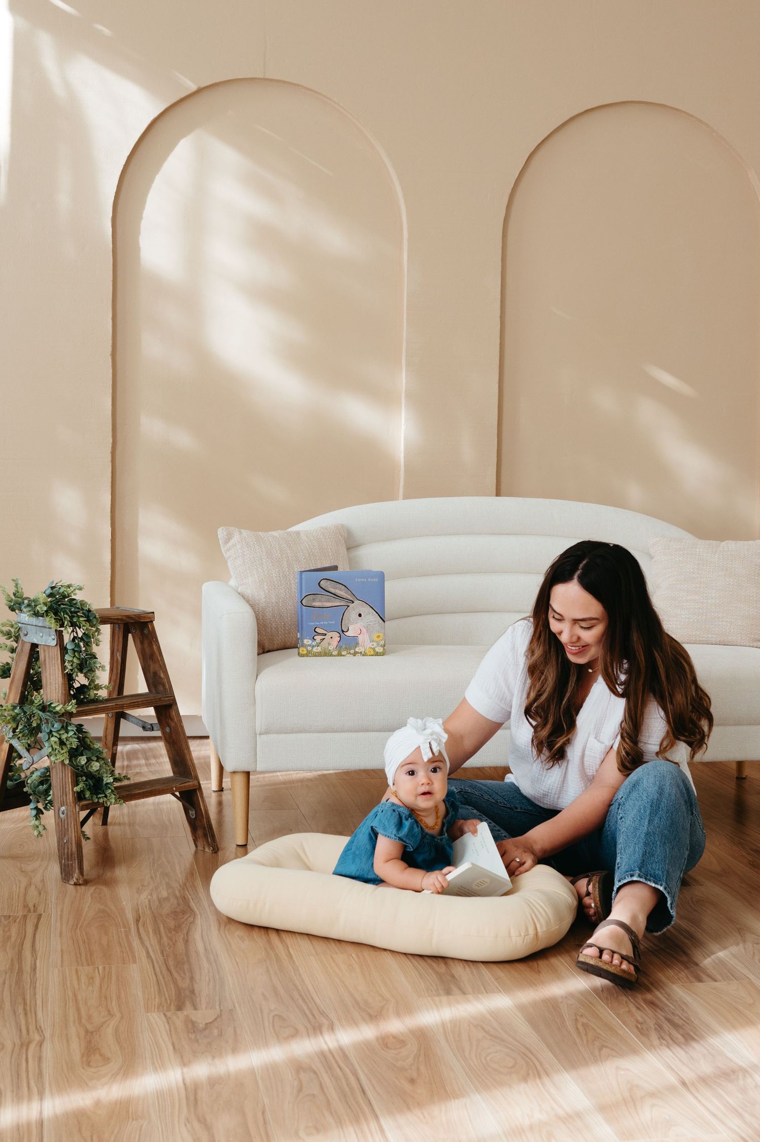 A cozy living room scene with arched wall details and indoor plants.