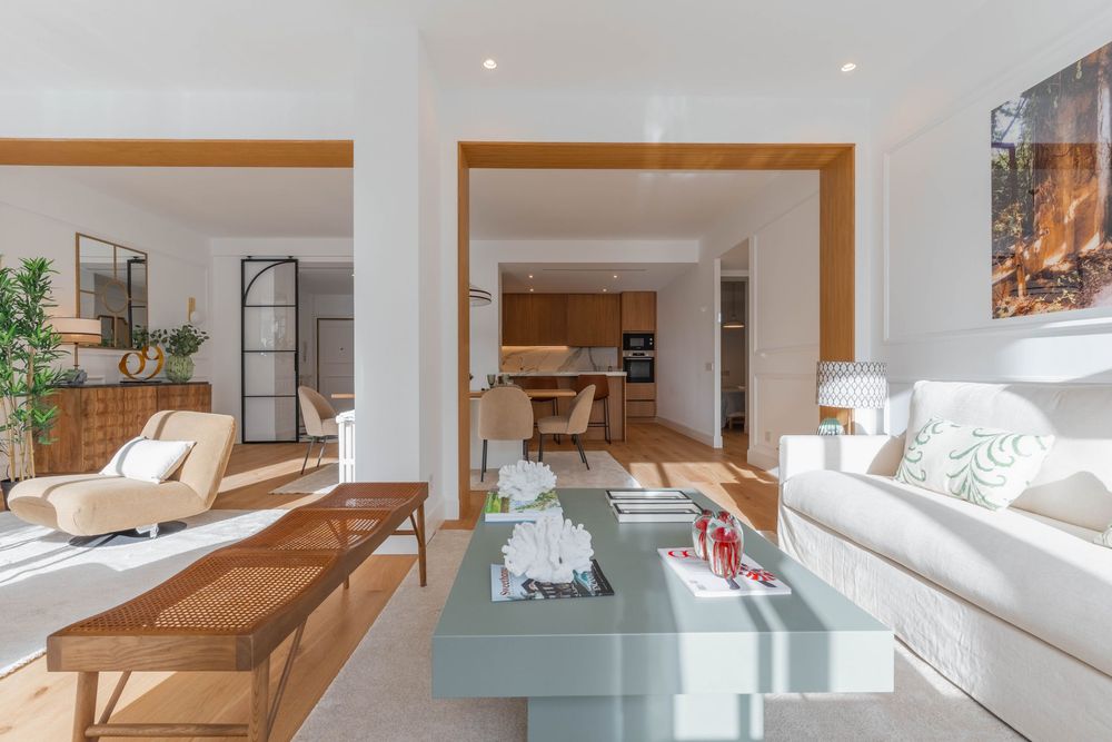 Salón de concepto abierto conectado con comedor y cocina en vivienda moderna