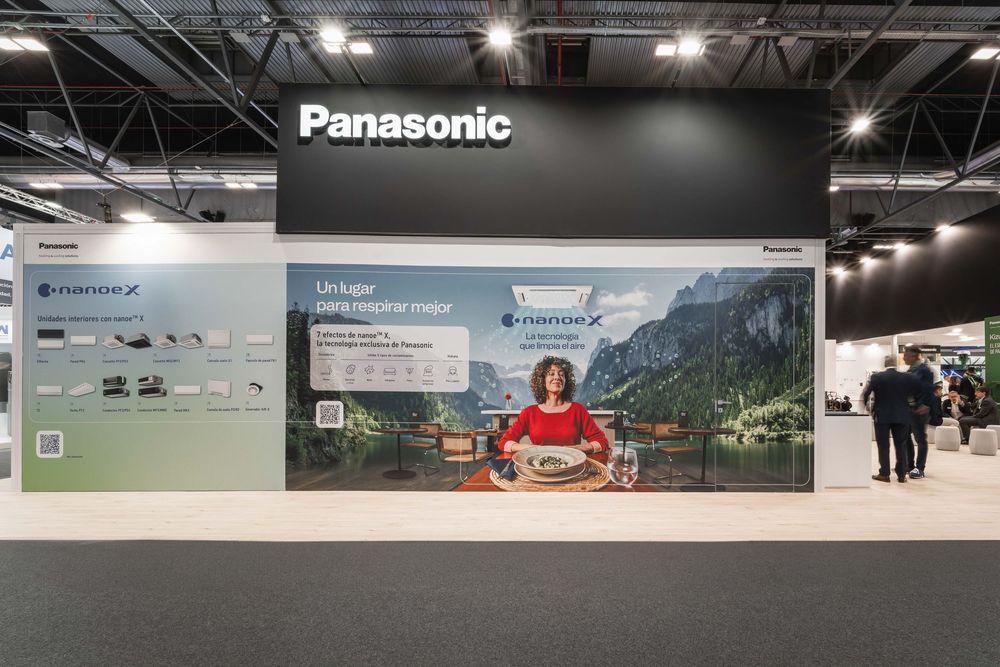 frontal de stand corporativo con identidad de marca