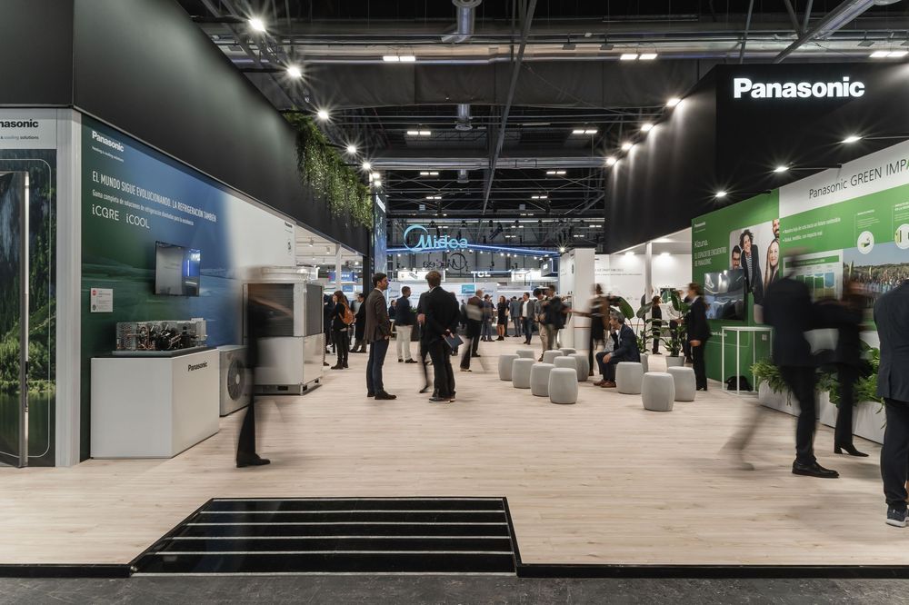 asistentes recorriendo feria profesional entre stands en Panasonic