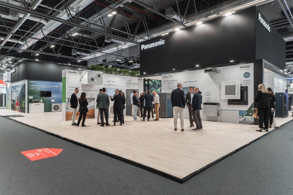 vista general de stand de Panasonic en feria profesional con asistentes