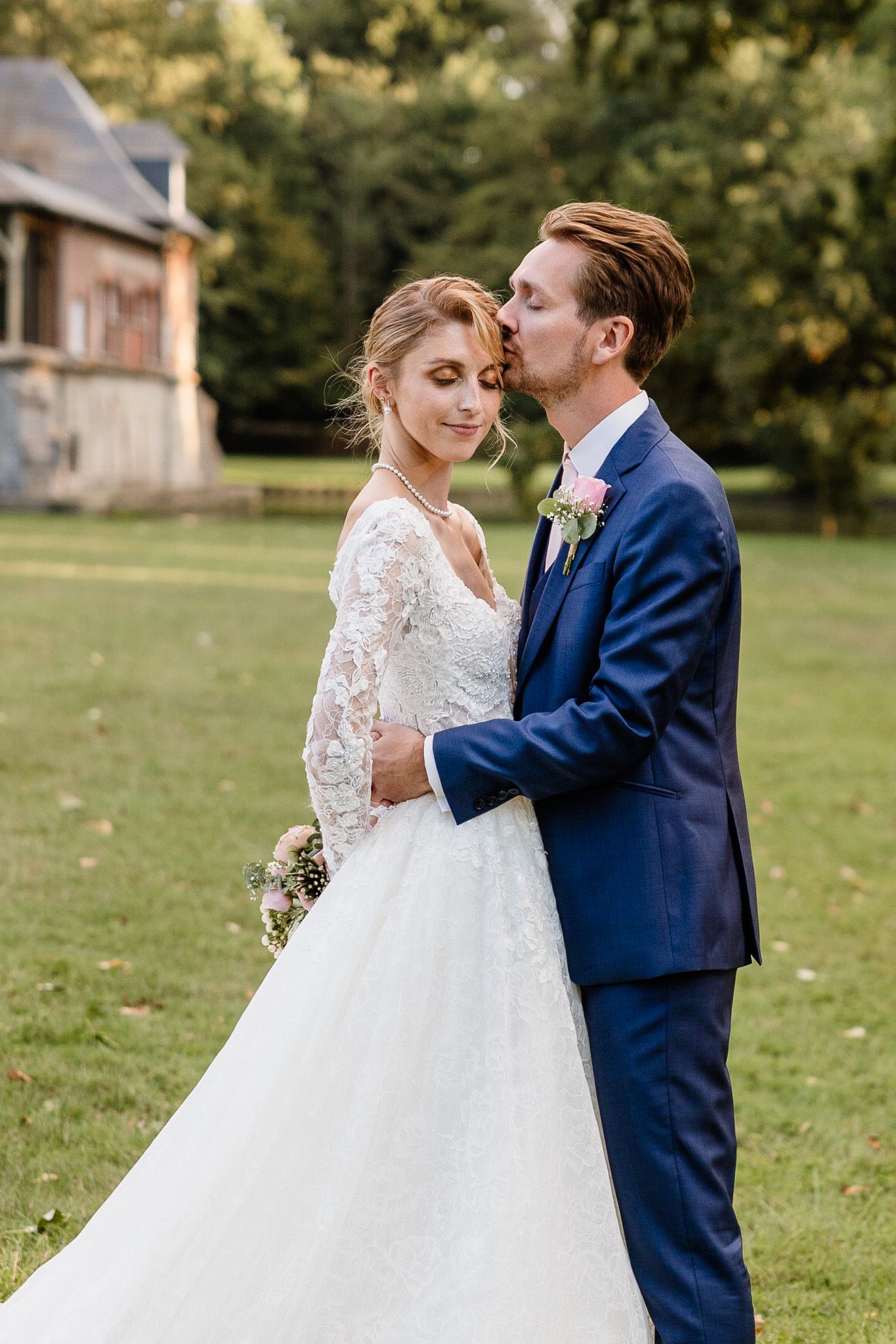 Photographe mariage Lille : moment intime entre les maries a la golden hour, un temps suspendu dans leur journee.