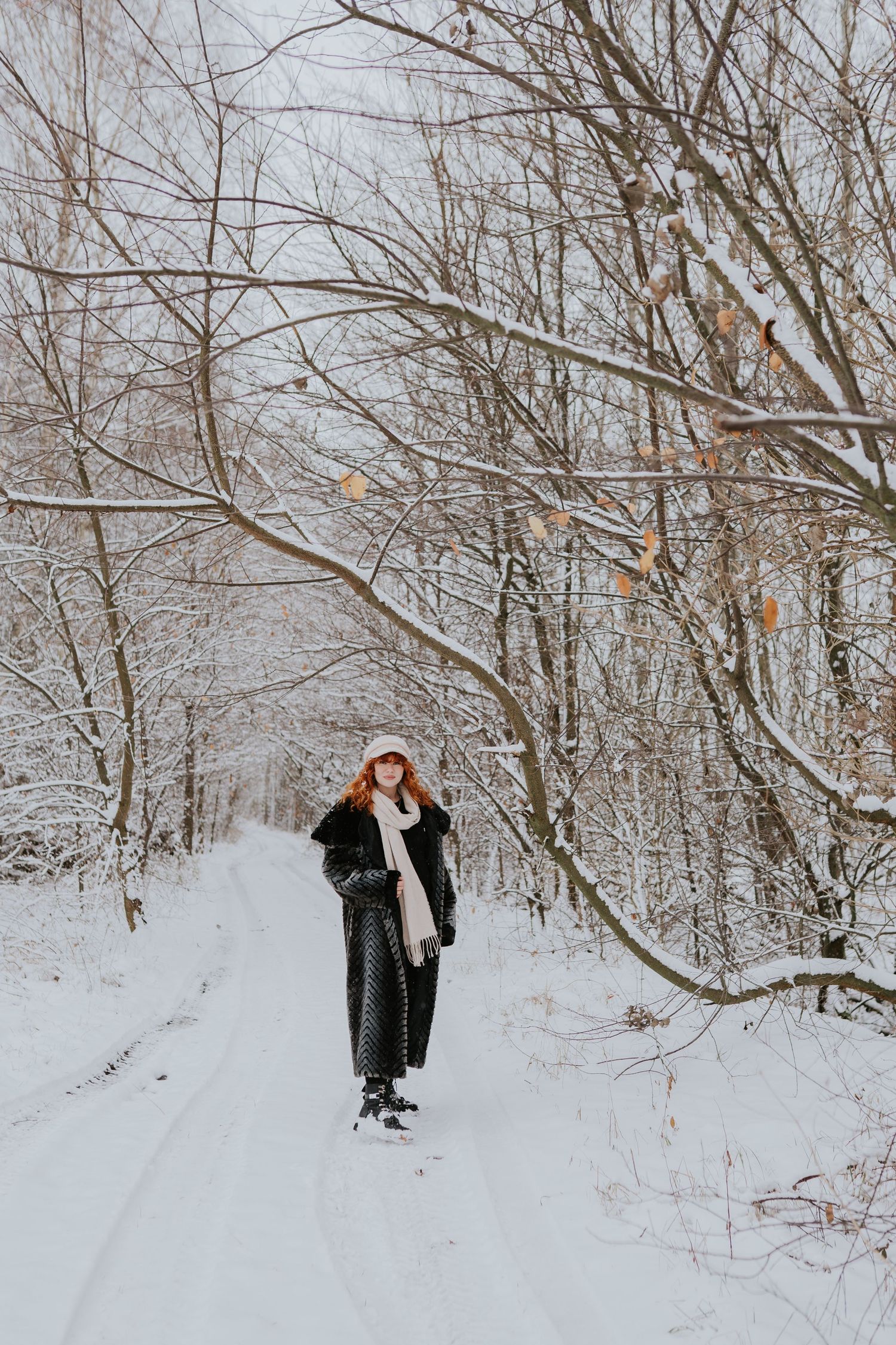 zimowa sesja ciążowa plenerowa Katowice sesja brzuszkowa w plenerze sesja na śniegu fotograf Katowice Śląsk  zdjęcia ciążowe sesja zima