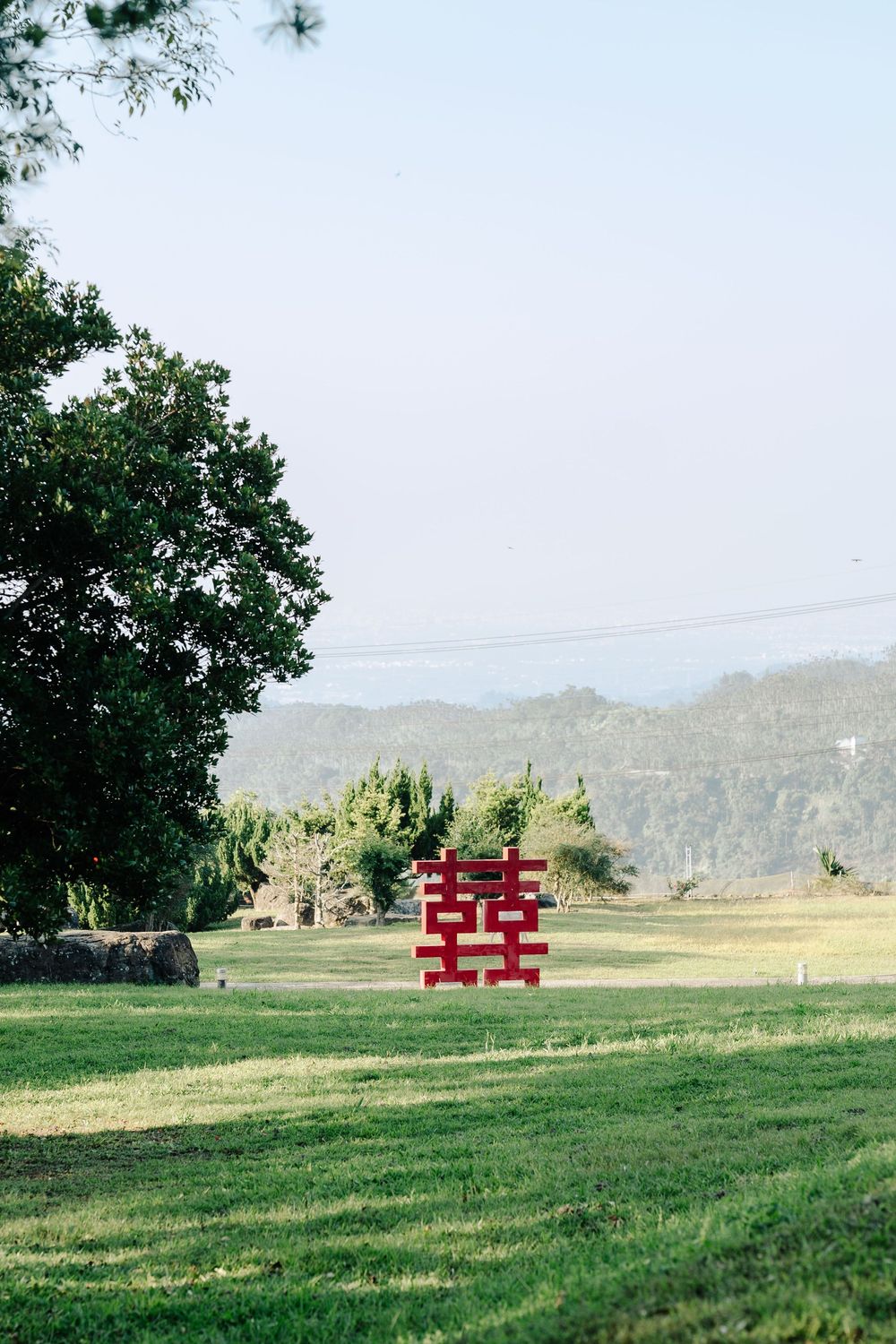 在 雲林華山觀止 舉辦的戶外婚禮，結合山林景色與自然光線，從白天的溫柔氛圍到夜晚燈光下的誓言時刻，完整記錄新人重要的一天。渴望影像以不干擾的拍攝方式，捕捉真實互動、情緒停頓與幸福笑容，呈現自然、有溫度的婚禮影像紀錄。渴望影像以不干擾的方式記錄這一天，捕捉每場婚禮的「關鍵時刻」。